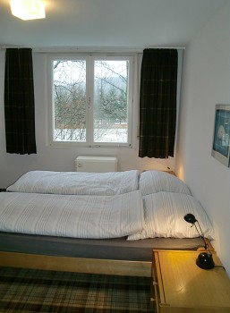 Ferienhaus Blick in eines von zwei Doppelzimmern. Nach er...